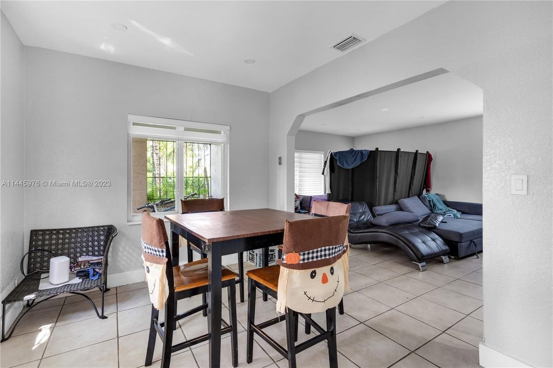 Недавно продано: $615,000 (2 спален, 1 ванн, 1133 Квадратных фут)