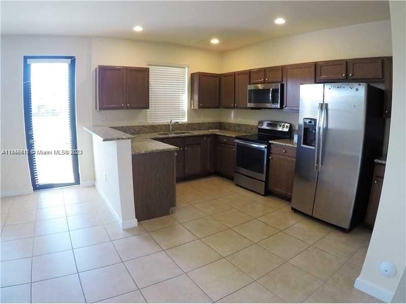 Recently Rented: $2,150 (3 beds, 3 baths, 1587 Square Feet)