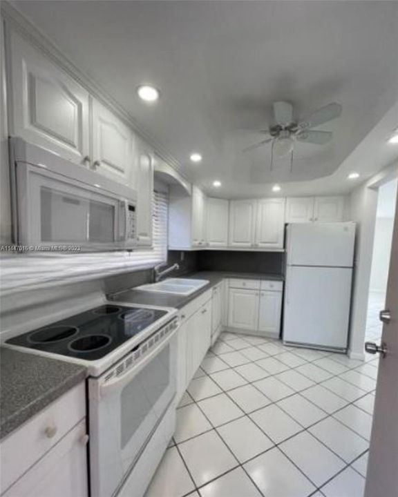 For Sale: $405,000 (2 beds, 2 baths, 929 Square Feet)
