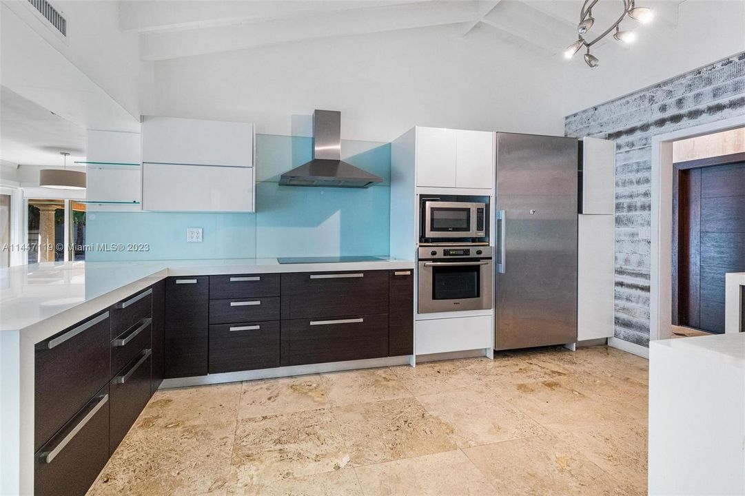 Vendido Recientemente: $4,599,000 (3 camas, 3 baños, 3221 Pies cuadrados)