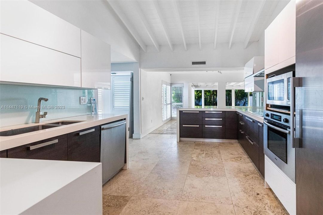 Vendido Recientemente: $4,599,000 (3 camas, 3 baños, 3221 Pies cuadrados)