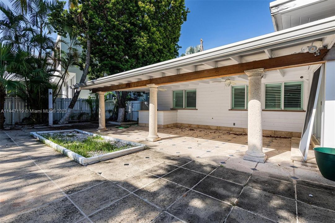 Vendido Recientemente: $4,599,000 (3 camas, 3 baños, 3221 Pies cuadrados)