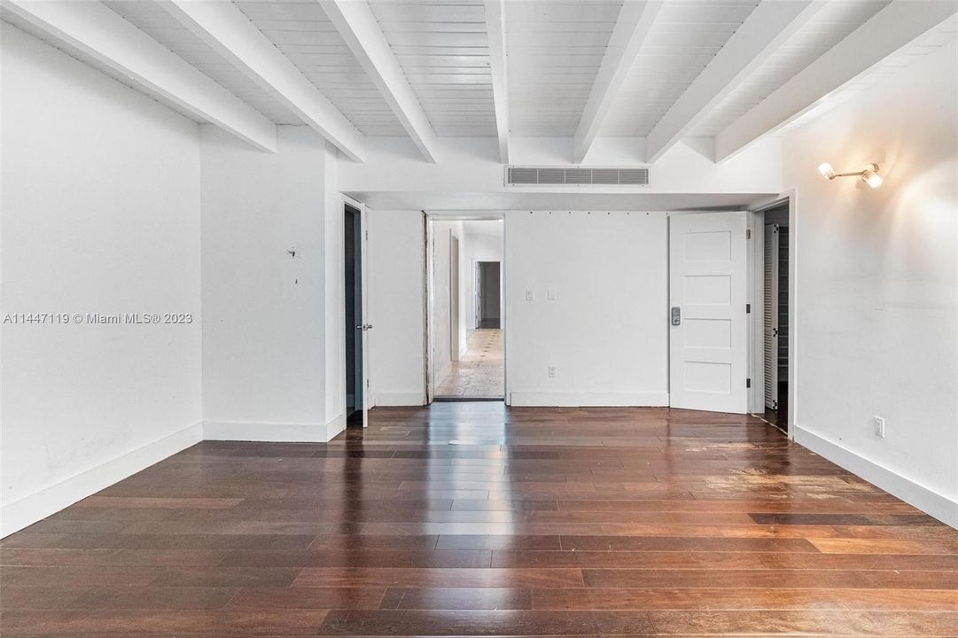 Vendido Recientemente: $4,599,000 (3 camas, 3 baños, 3221 Pies cuadrados)