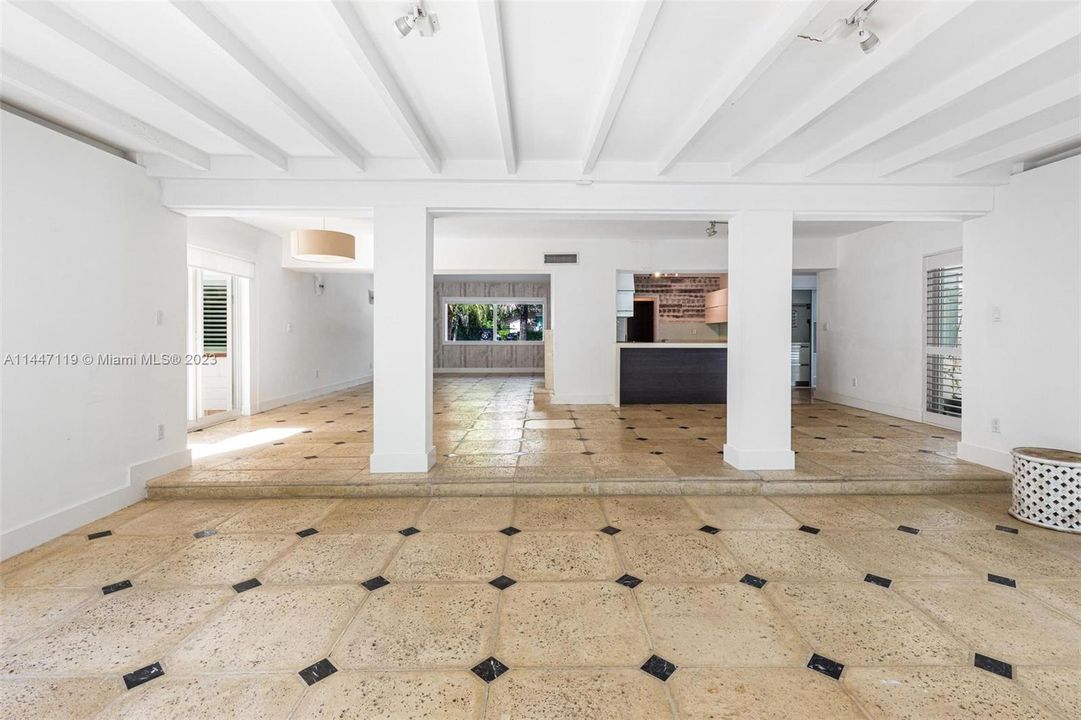 Vendido Recientemente: $4,599,000 (3 camas, 3 baños, 3221 Pies cuadrados)