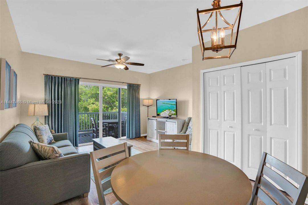 Недавно продано: $719,500 (2 спален, 2 ванн, 900 Квадратных фут)