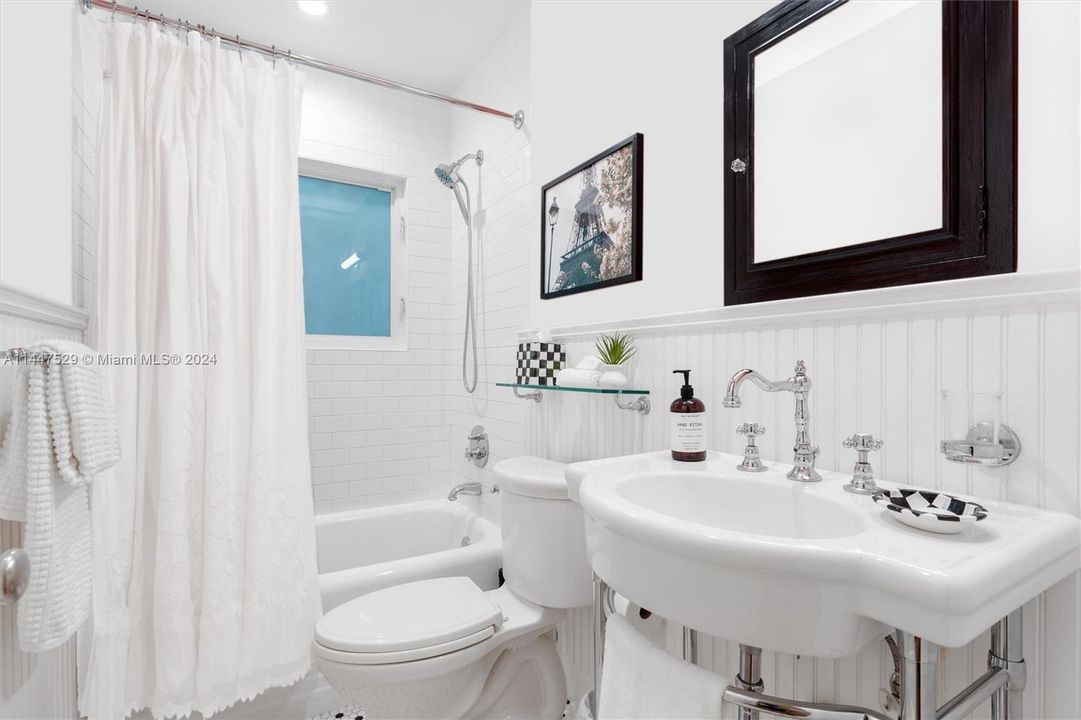 NE bedroom suite bath