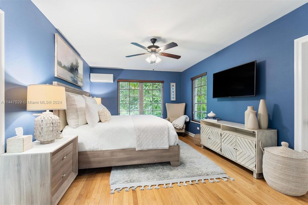 SE bedroom downstairs, private bath