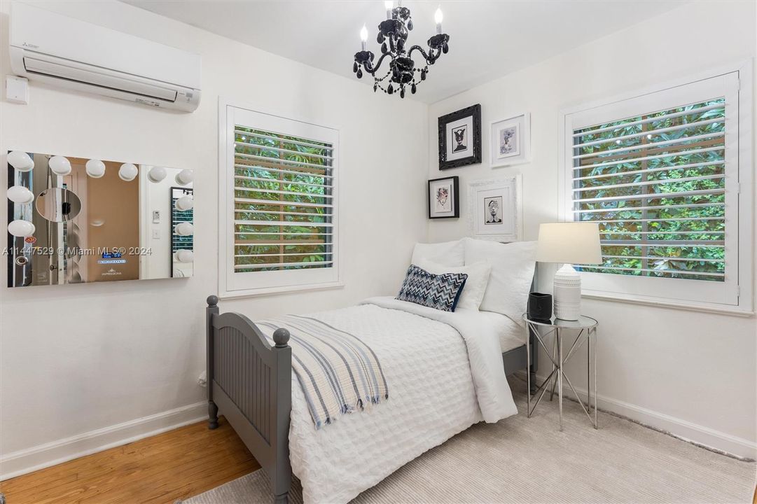 NE bedroom suite - office/flexible space