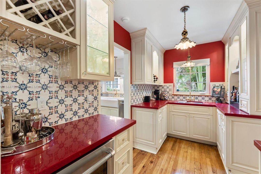 Separate butler's pantry