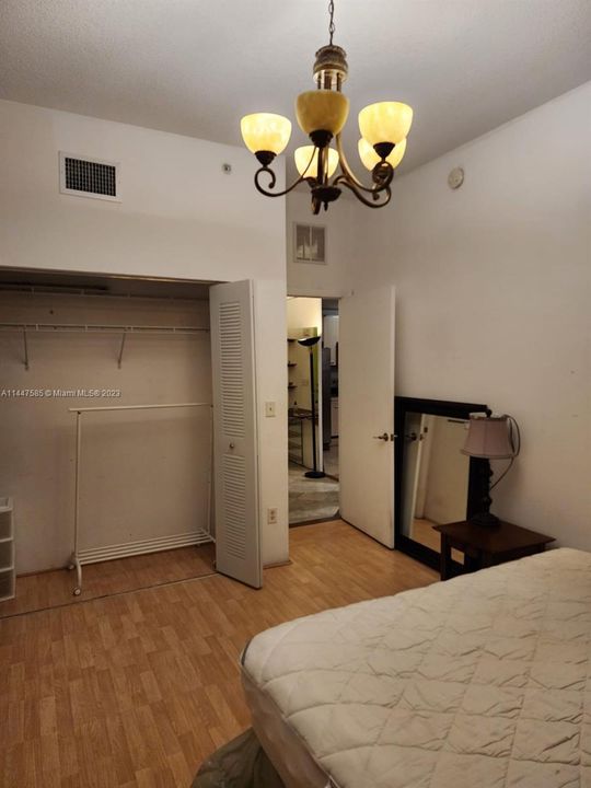 For Sale: $225,000 (1 beds, 1 baths, 797 Square Feet)