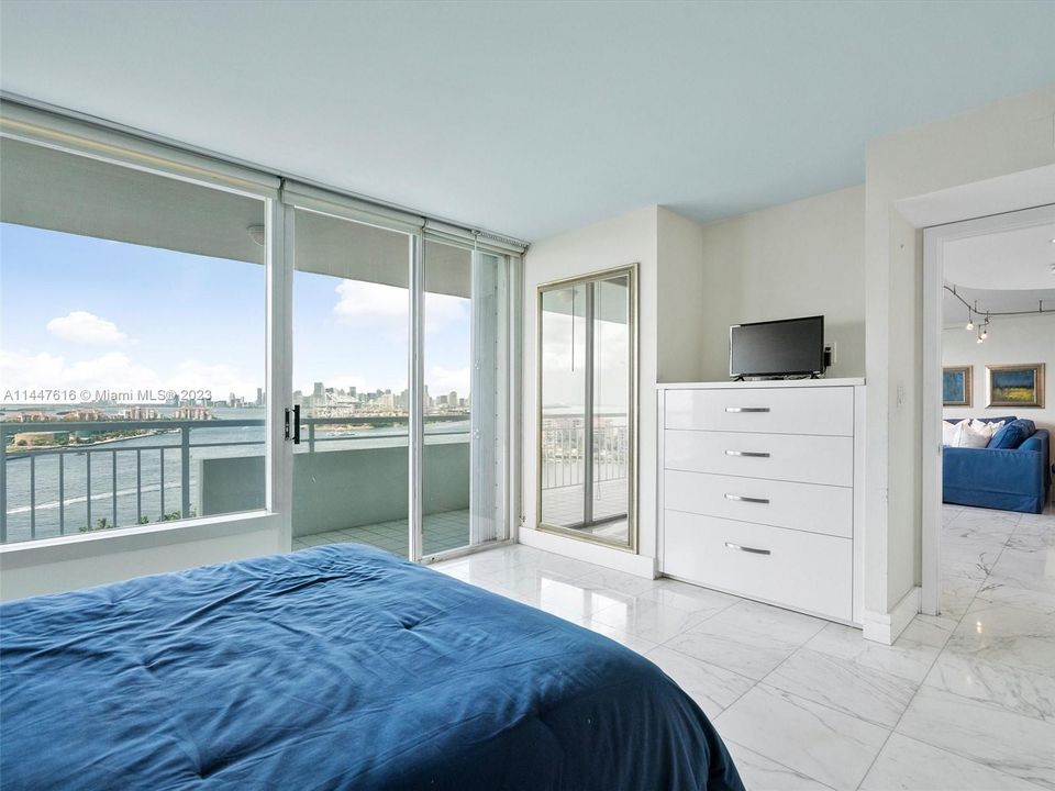 Recently Sold: $1,249,900 (1 beds, 2 baths, 1042 Square Feet)