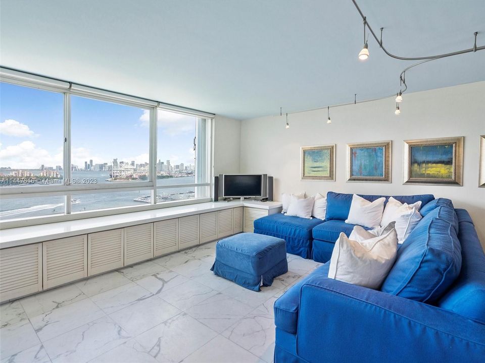 Recently Sold: $1,249,900 (1 beds, 2 baths, 1042 Square Feet)