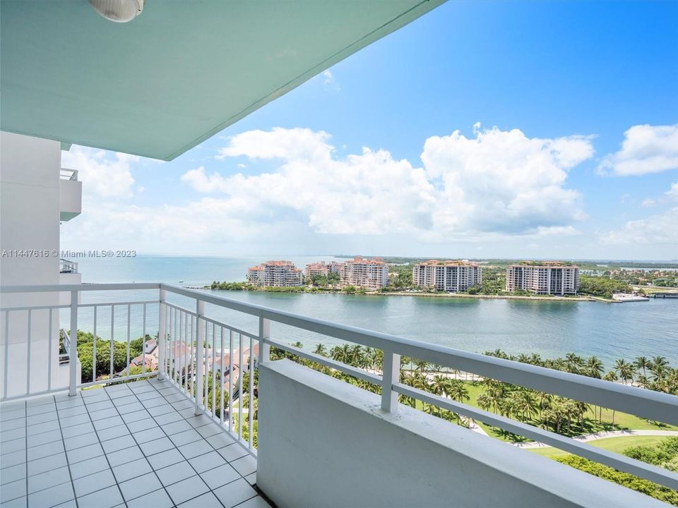 Recently Sold: $1,249,900 (1 beds, 2 baths, 1042 Square Feet)