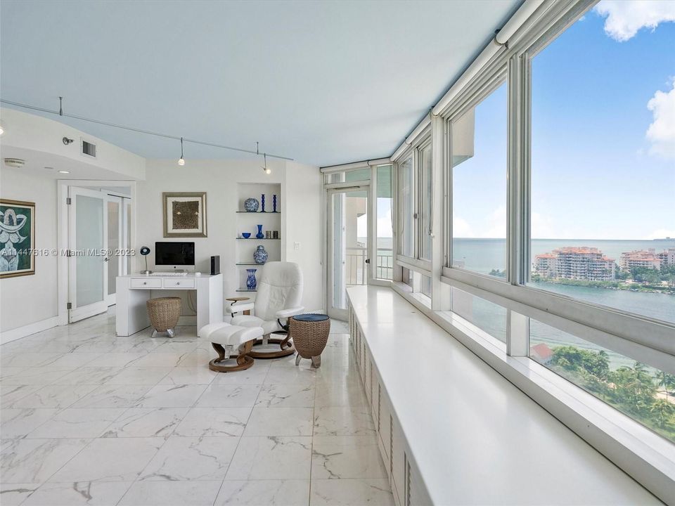 Recently Sold: $1,249,900 (1 beds, 2 baths, 1042 Square Feet)