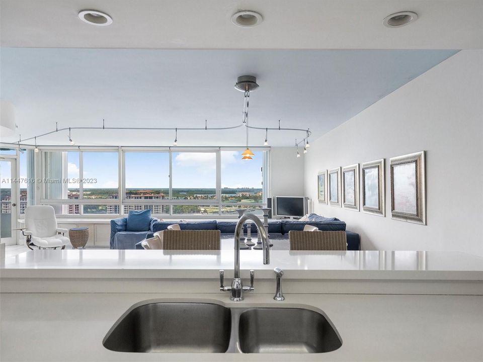 Recently Sold: $1,249,900 (1 beds, 2 baths, 1042 Square Feet)