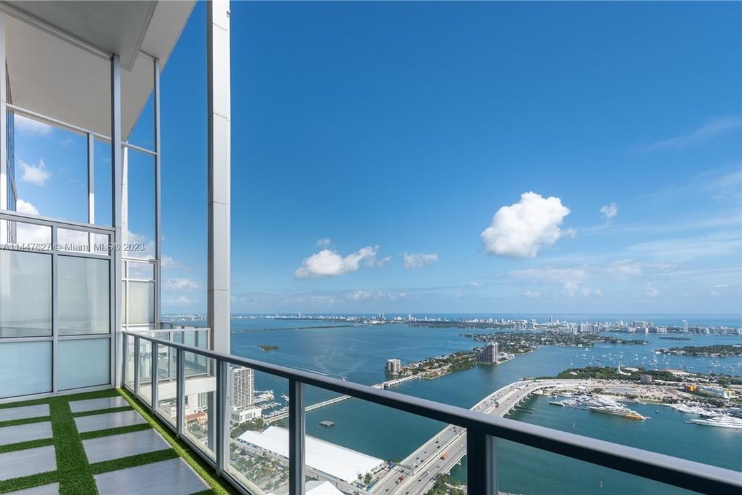Recently Sold: $3,100,000 (3 beds, 2 baths, 2772 Square Feet)