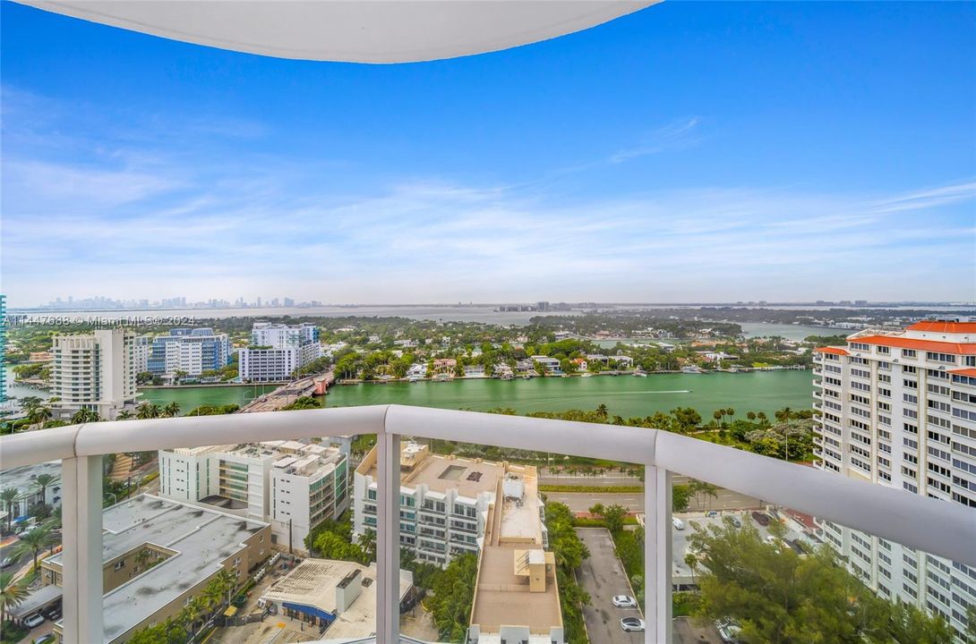 Recently Sold: $2,095,000 (2 beds, 2 baths, 1322 Square Feet)