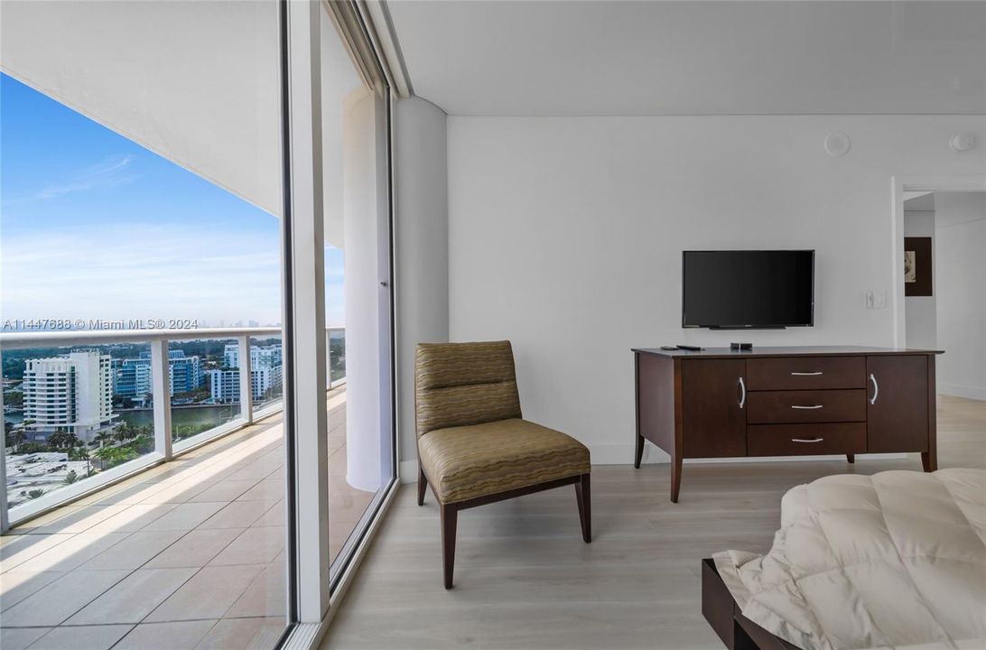 Recently Sold: $2,095,000 (2 beds, 2 baths, 1322 Square Feet)