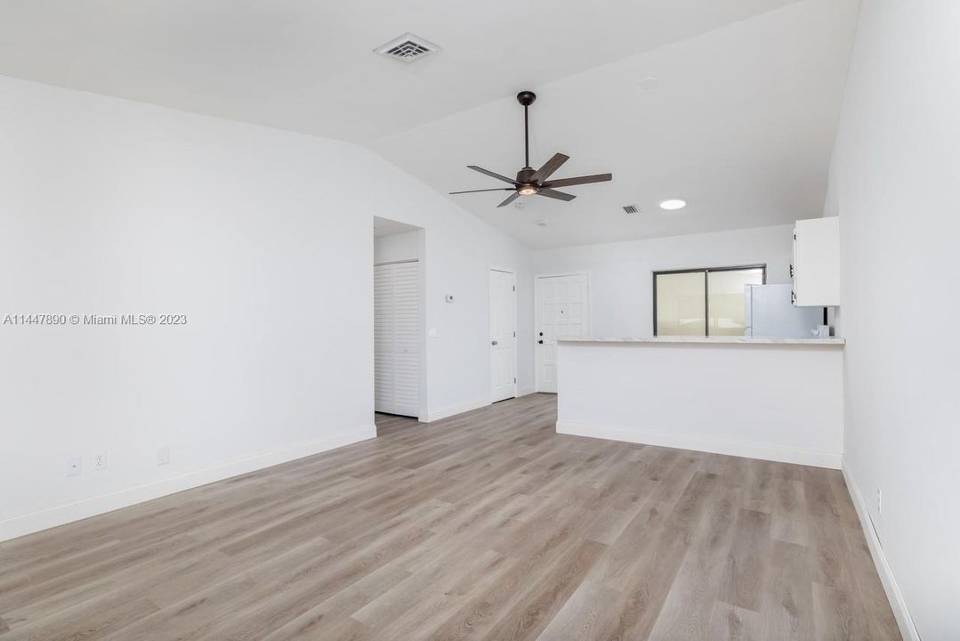 Recently Sold: $189,800 (1 beds, 1 baths, 746 Square Feet)