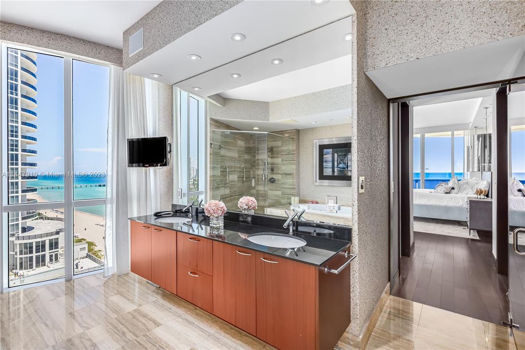 Vendido Recientemente: $2,700,000 (3 camas, 3 baños, 2928 Pies cuadrados)