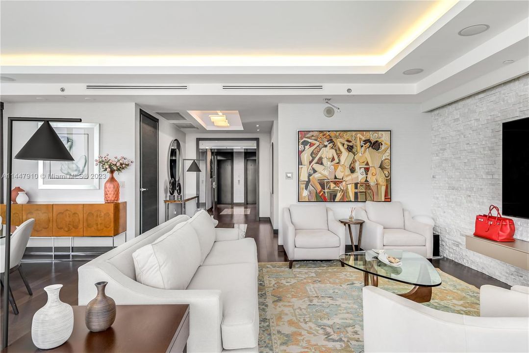 Vendido Recientemente: $2,700,000 (3 camas, 3 baños, 2928 Pies cuadrados)