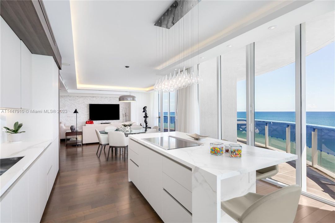 Vendido Recientemente: $2,700,000 (3 camas, 3 baños, 2928 Pies cuadrados)