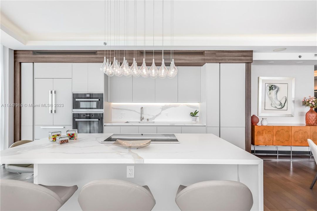 Vendido Recientemente: $2,700,000 (3 camas, 3 baños, 2928 Pies cuadrados)