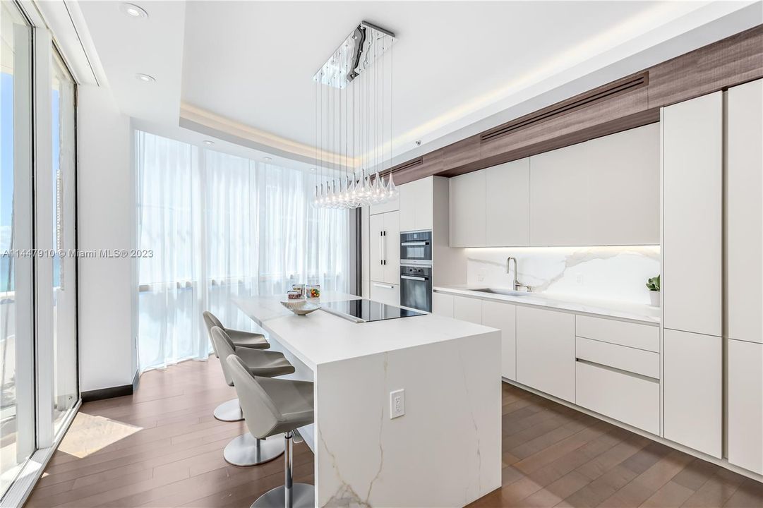 Vendido Recientemente: $2,700,000 (3 camas, 3 baños, 2928 Pies cuadrados)