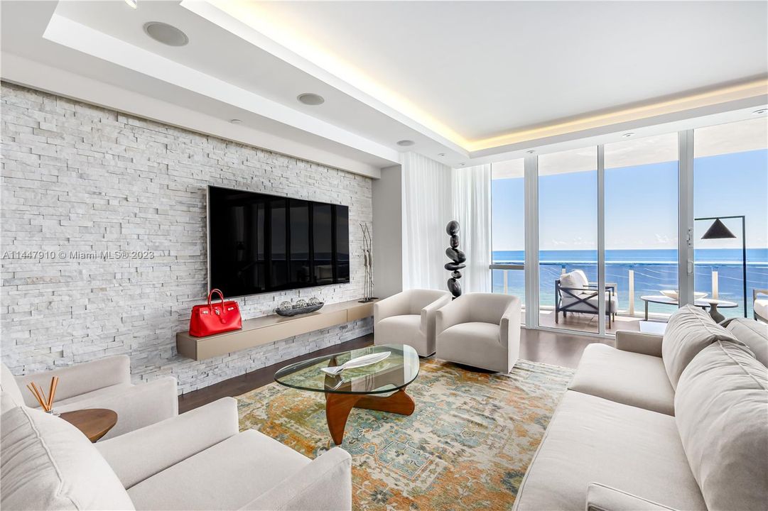 Vendido Recientemente: $2,700,000 (3 camas, 3 baños, 2928 Pies cuadrados)