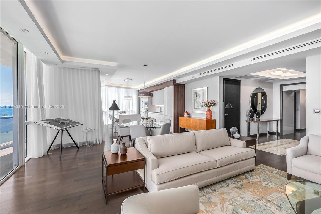 Vendido Recientemente: $2,700,000 (3 camas, 3 baños, 2928 Pies cuadrados)