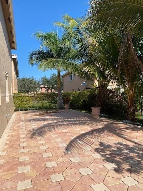 Recently Sold: $825,000 (6 beds, 4 baths, 3572 Square Feet)