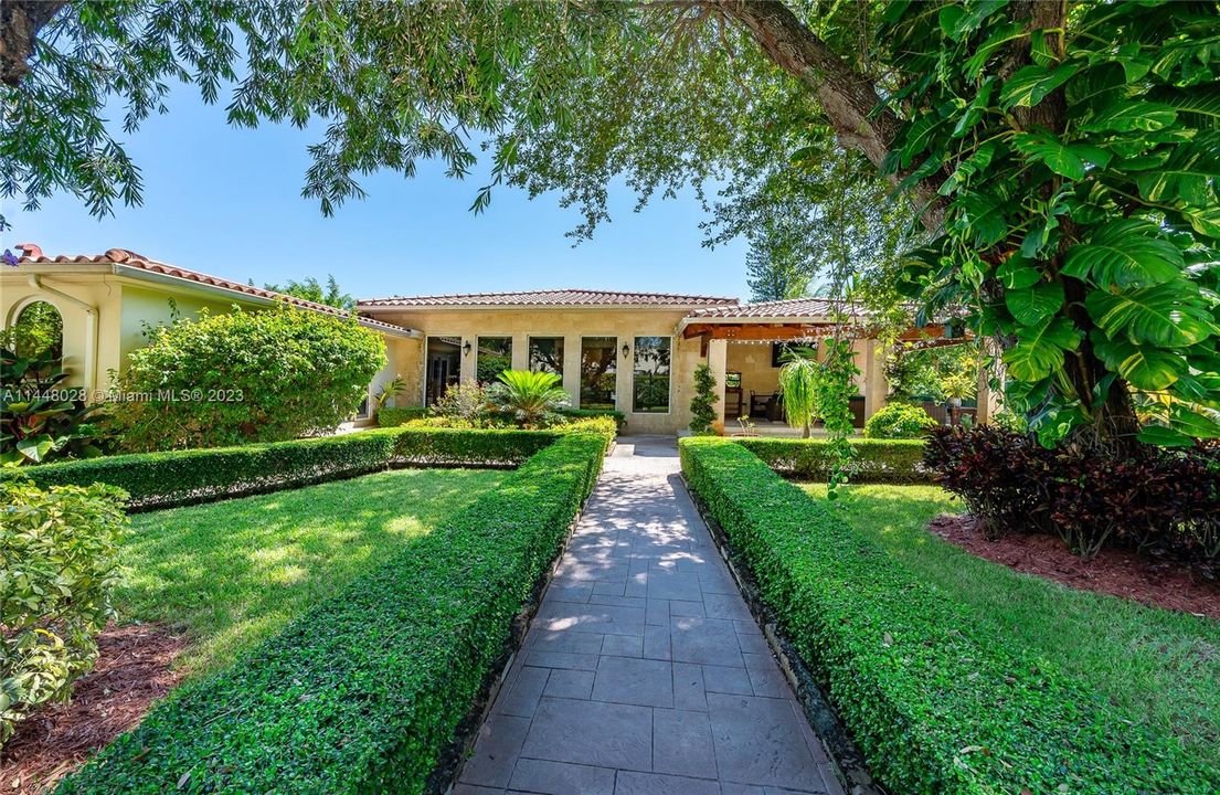 Недавно продано: $2,150,000 (4 спален, 3 ванн, 3571 Квадратных фут)