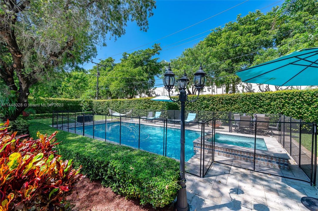 Недавно продано: $2,150,000 (4 спален, 3 ванн, 3571 Квадратных фут)