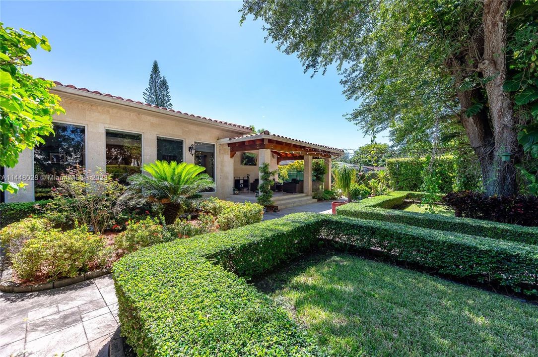 Недавно продано: $2,150,000 (4 спален, 3 ванн, 3571 Квадратных фут)