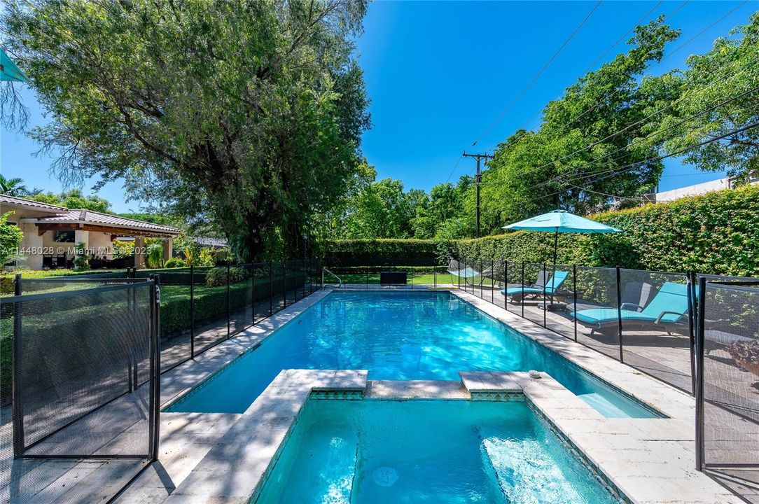 Недавно продано: $2,150,000 (4 спален, 3 ванн, 3571 Квадратных фут)