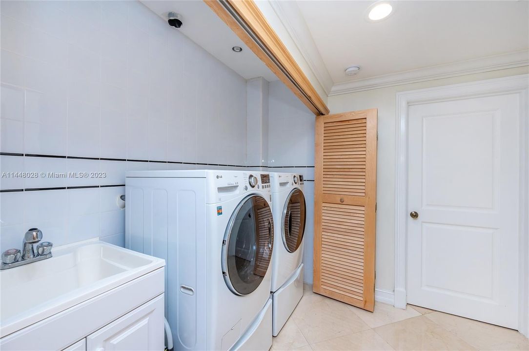 Недавно продано: $2,150,000 (4 спален, 3 ванн, 3571 Квадратных фут)