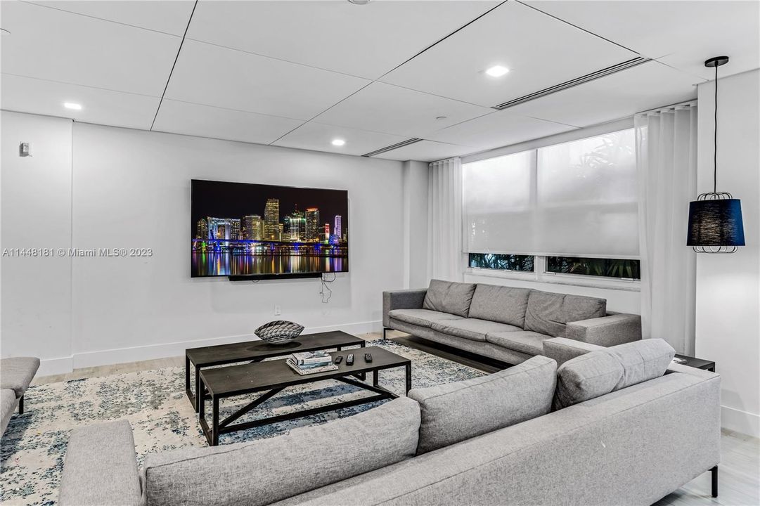 Recently Sold: $910,000 (2 beds, 2 baths, 1260 Square Feet)