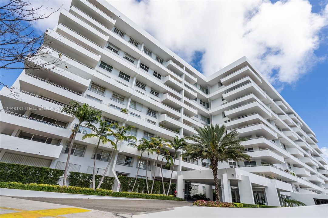Recently Sold: $910,000 (2 beds, 2 baths, 1260 Square Feet)