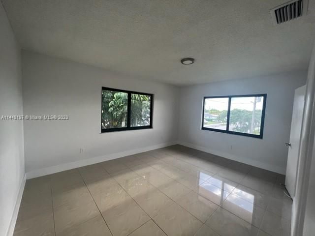 Recently Rented: $2,950 (3 beds, 2 baths, 3105 Square Feet)