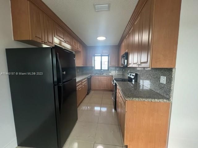 Recently Rented: $2,950 (3 beds, 2 baths, 3105 Square Feet)