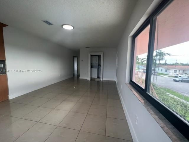 Recently Rented: $2,950 (3 beds, 2 baths, 3105 Square Feet)