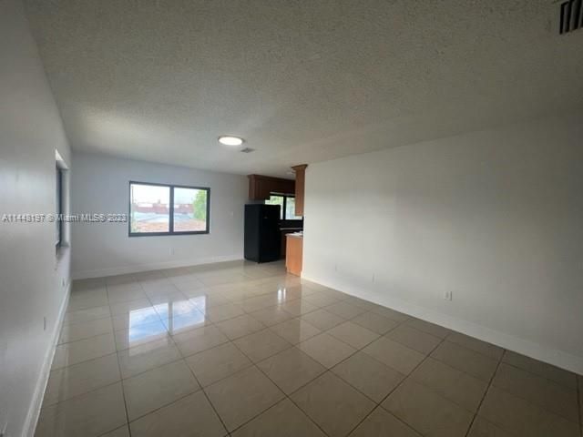 Recently Rented: $2,950 (3 beds, 2 baths, 3105 Square Feet)