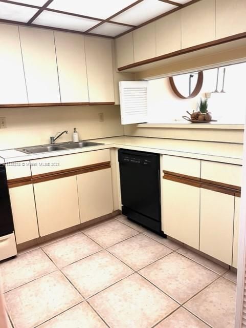 For Sale: $550,000 (1 beds, 1 baths, 972 Square Feet)