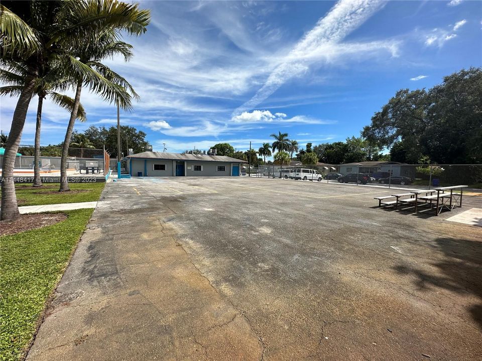 Recently Sold: $549,000 (4 beds, 2 baths, 1454 Square Feet)