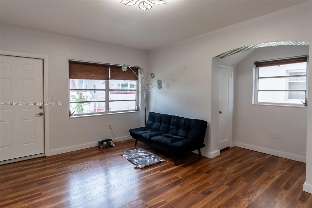 For Sale: $220,000 (1 beds, 1 baths, 589 Square Feet)