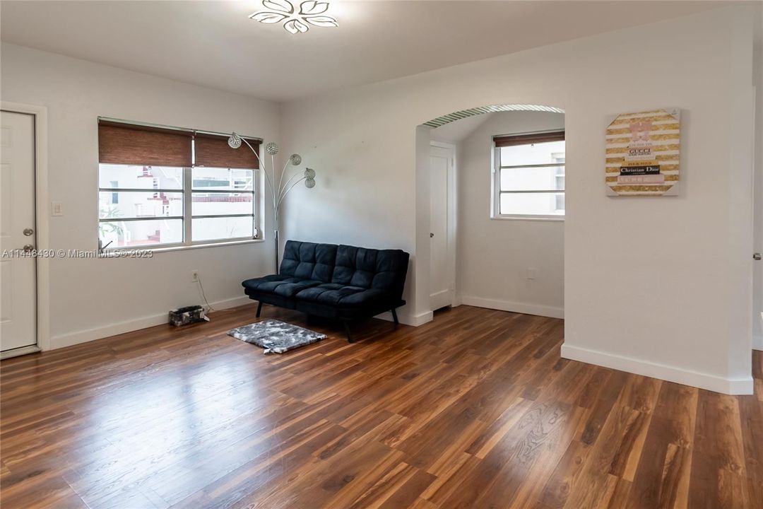 For Sale: $220,000 (1 beds, 1 baths, 589 Square Feet)