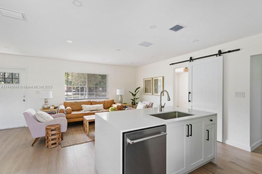 最近售出: $925,000 (3 贝兹, 2 浴室, 1149 平方英尺)