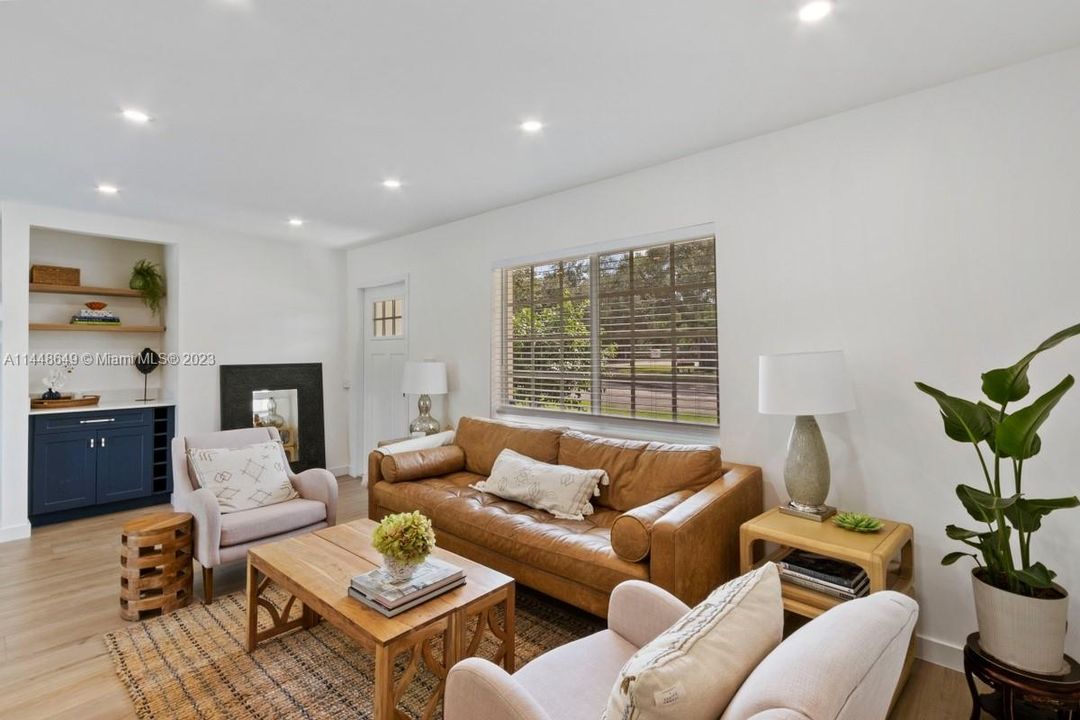 最近售出: $925,000 (3 贝兹, 2 浴室, 1149 平方英尺)