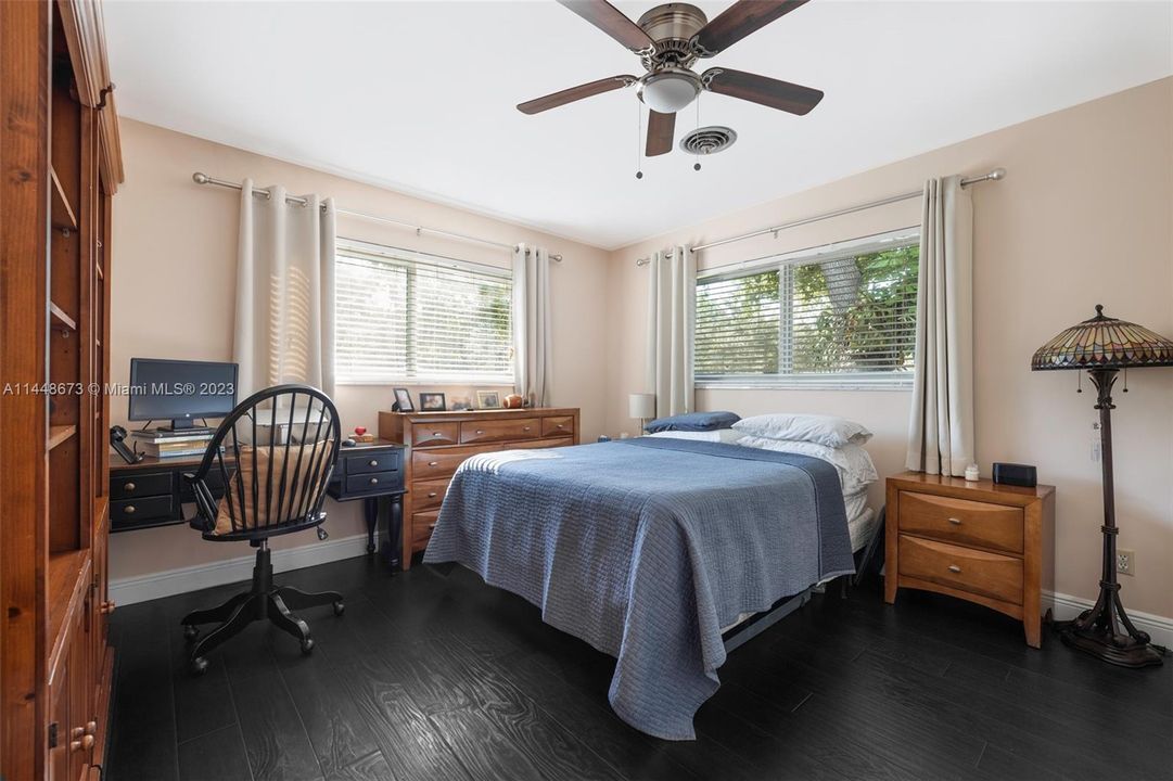 Недавно продано: $1,500,000 (4 спален, 2 ванн, 2127 Квадратных фут)