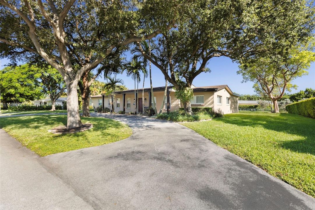 Недавно продано: $1,500,000 (4 спален, 2 ванн, 2127 Квадратных фут)